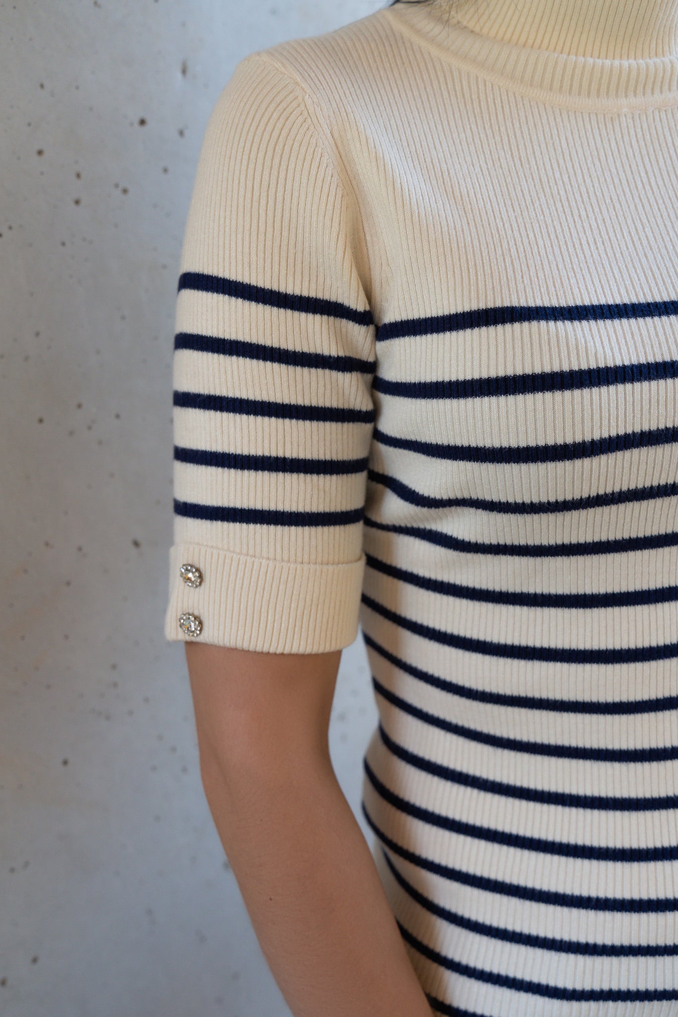 Das Kurzärmelige T-Shirt mit Rollkragen schmiegt sich angenehm an die Haut und bietet durch seine körpernahe Passform eine elegante Silhouette. Das schlichte, unifarbene Design verleiht dem Träger ein zeitloses Aussehen, das vielseitig kombinierbar ist.