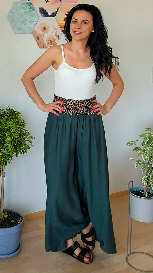 Die Loose Fit Hose im Casual-Look besteht aus einem angenehmen Viskose-Mix, der für ein komfortables Tragegefühl sorgt. Der hohe Bund garantiert zusätzlichen Komfort. Für einen besonderen Akzent sorgt das Leo-Muster an der Taille. Diese Hose ist perfekt für entspannte Tage. Farbe: Petrol