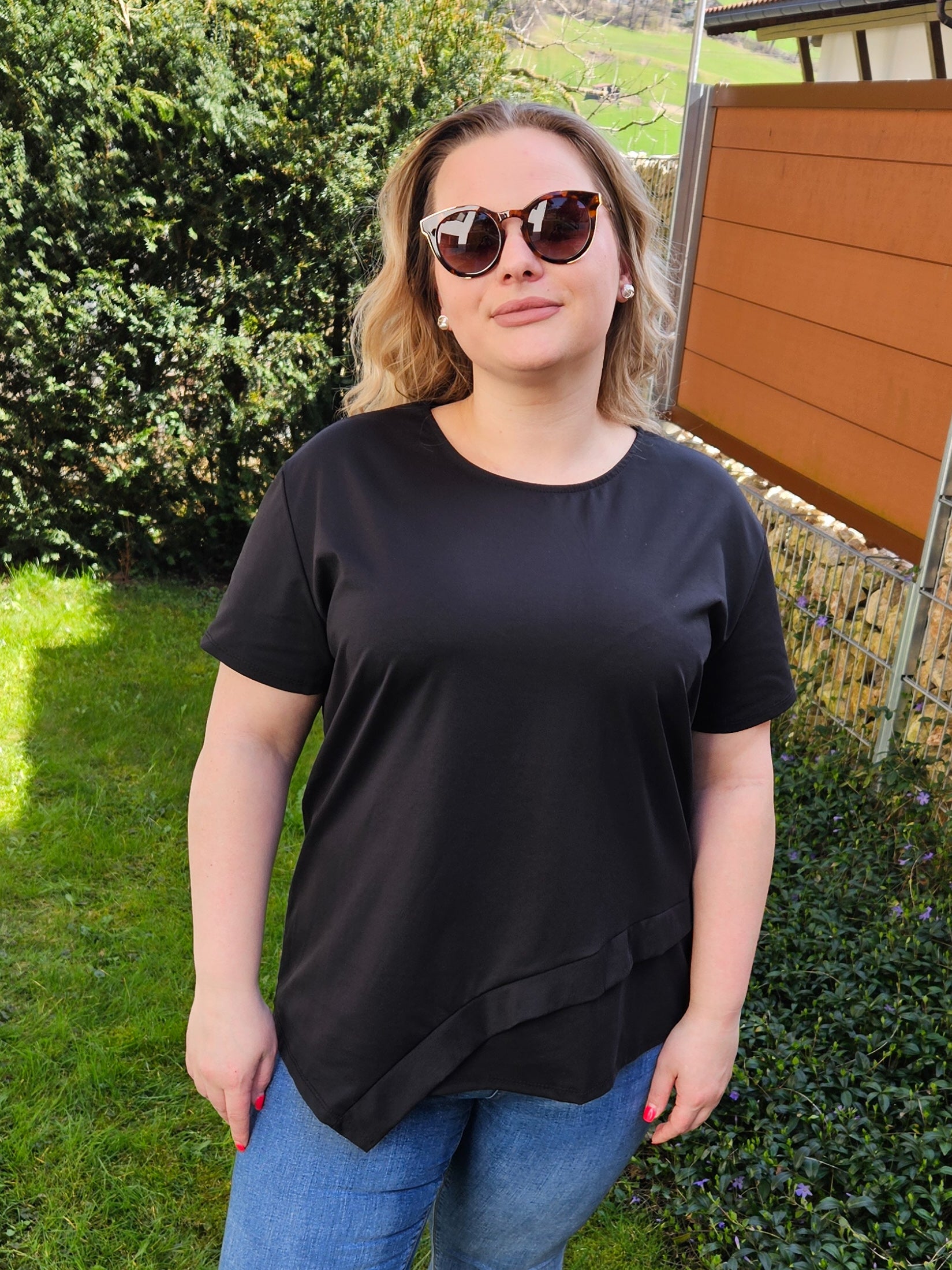 Einfaches, schwarzes T-Shirt mit etwas Extra an der Unterseite