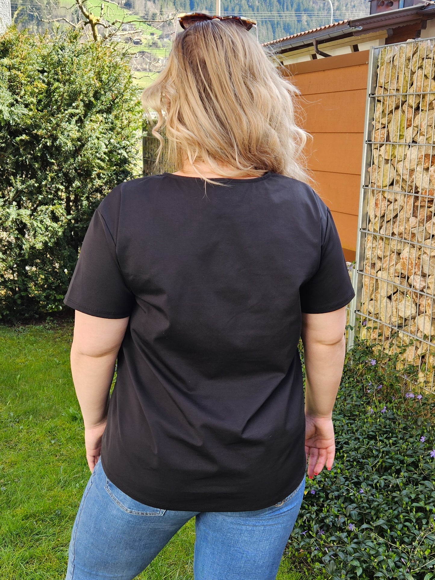 Einfaches, schwarzes T-Shirt mit etwas Extra an der Unterseite