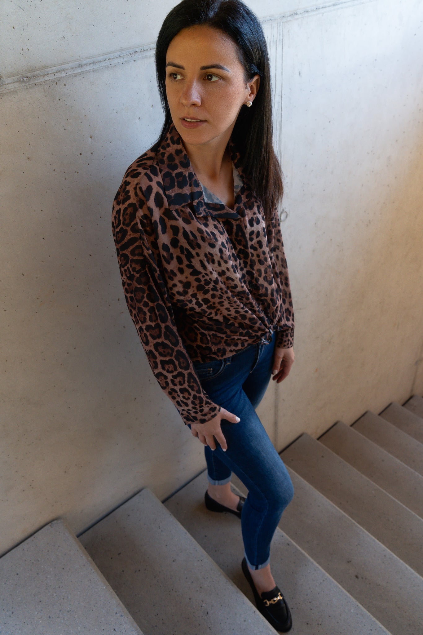 Die Hemdbluse vereint ein angenehmes Tragegefühl mit einem lockeren Schnitt, der Bewegungsfreiheit ermöglicht. Ein V-Ausschnitt und das Leoparden-Muster verleihen ihr eine elegante Note. Diese Bluse eignet sich hervorragend für vielseitige, stilvolle Kombinationen im Alltag.