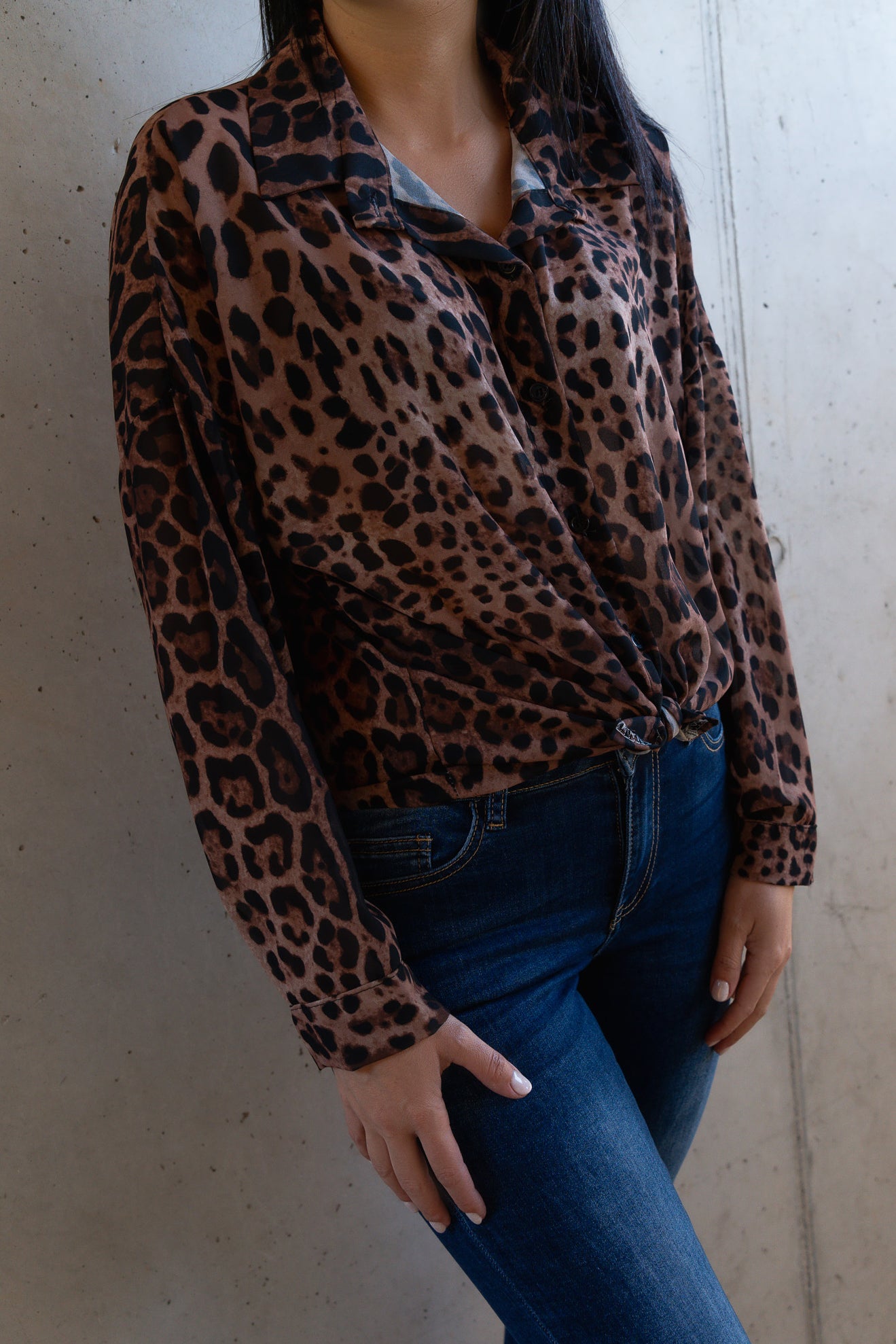 Die Hemdbluse vereint ein angenehmes Tragegefühl mit einem lockeren Schnitt, der Bewegungsfreiheit ermöglicht. Ein V-Ausschnitt und das Leoparden-Muster verleihen ihr eine elegante Note. Diese Bluse eignet sich hervorragend für vielseitige, stilvolle Kombinationen im Alltag.