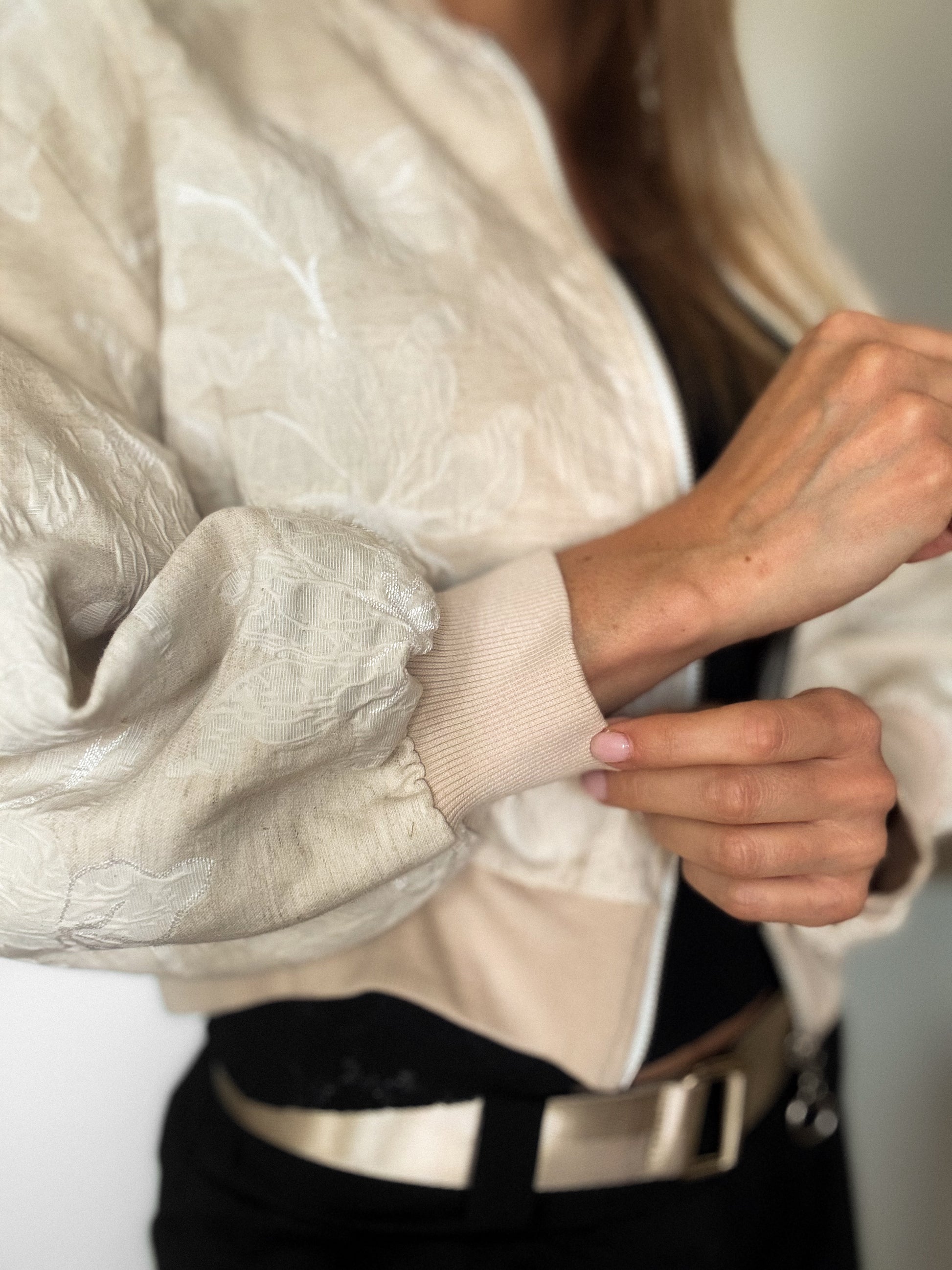 Weiß-Beige Jacke mit Blumen-Motiven und Reißverschluss