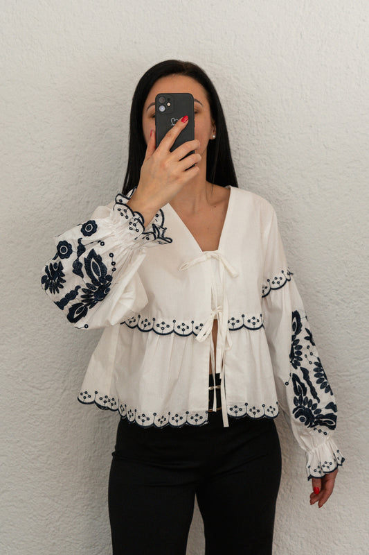 Weiße legere Bluse mit gesticktem dunkelblau Blumenmuster